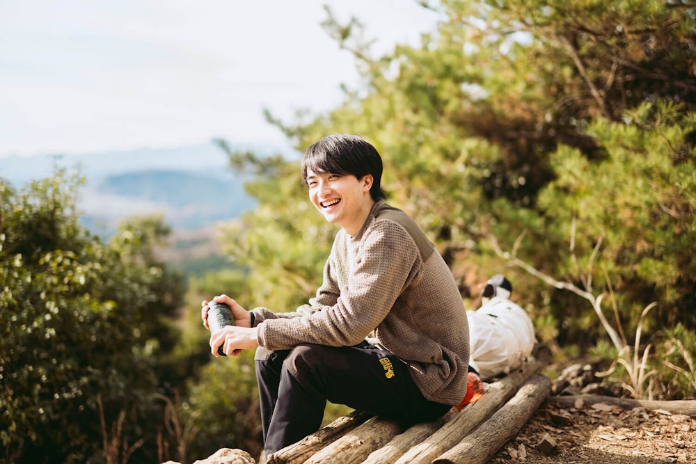 登山ガイド・伊藤伴が提案する「クルーネックフリース × 冬の低山ハイク」というスタイル