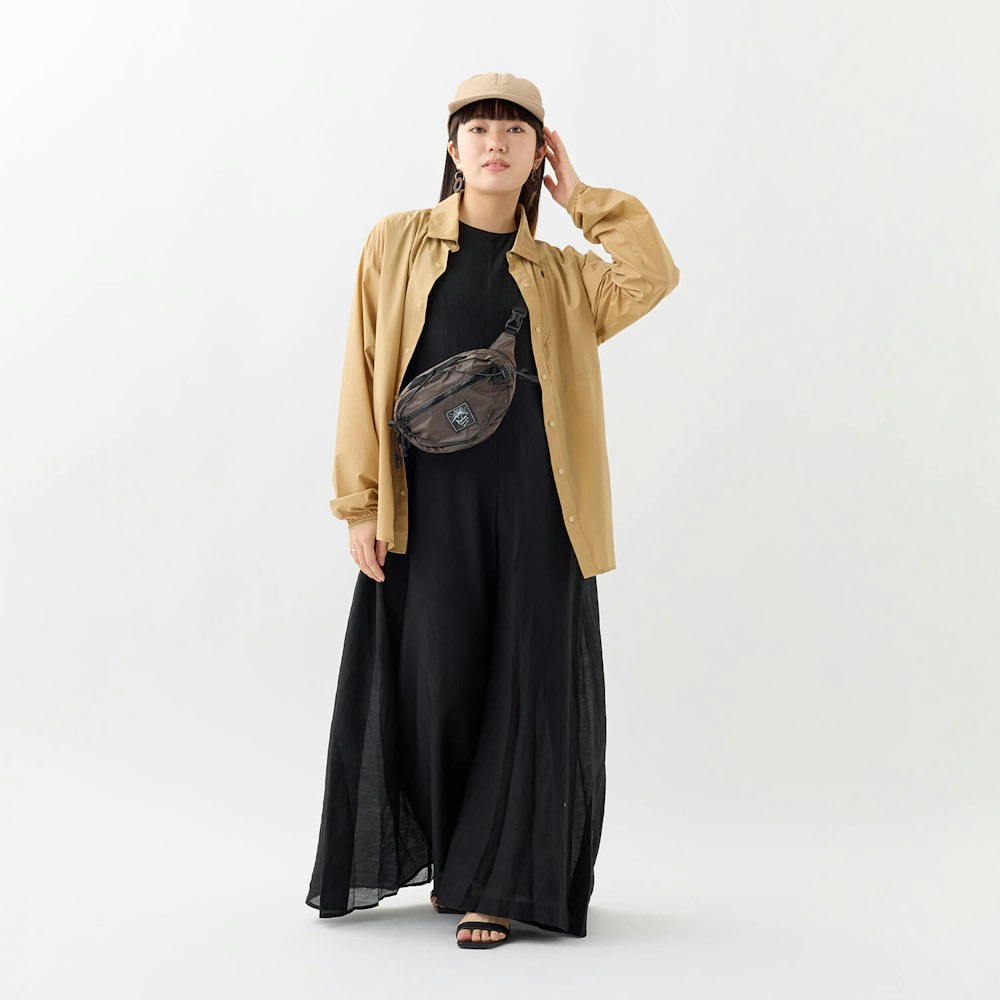 【WOMENS】重厚になりがちな黒ワンピースは、シャツを羽織ってカジュアルダウン!