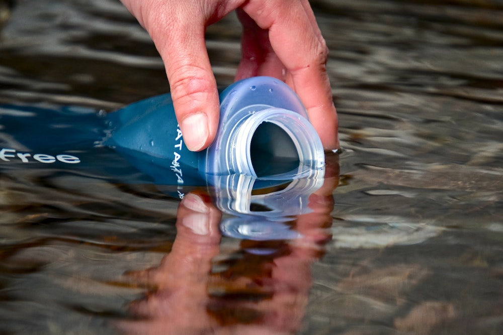 コンパクト浄水器を使って、雪解け水を安全に美味しく飲もう！準備から使用・保管方法まで解説