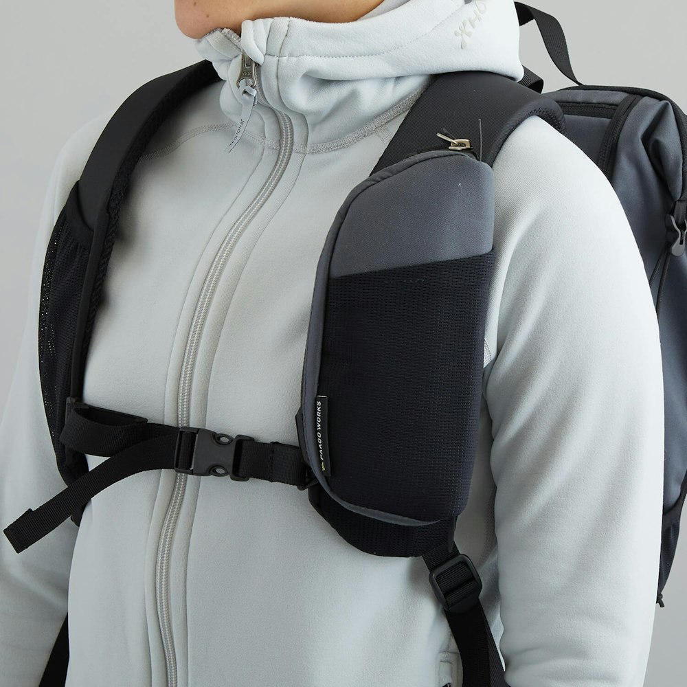 【PICKUP】先を急ぐ登山にはショルダーポケットの出番! 立ち止まることなく、必要時にはすぐにアクセス