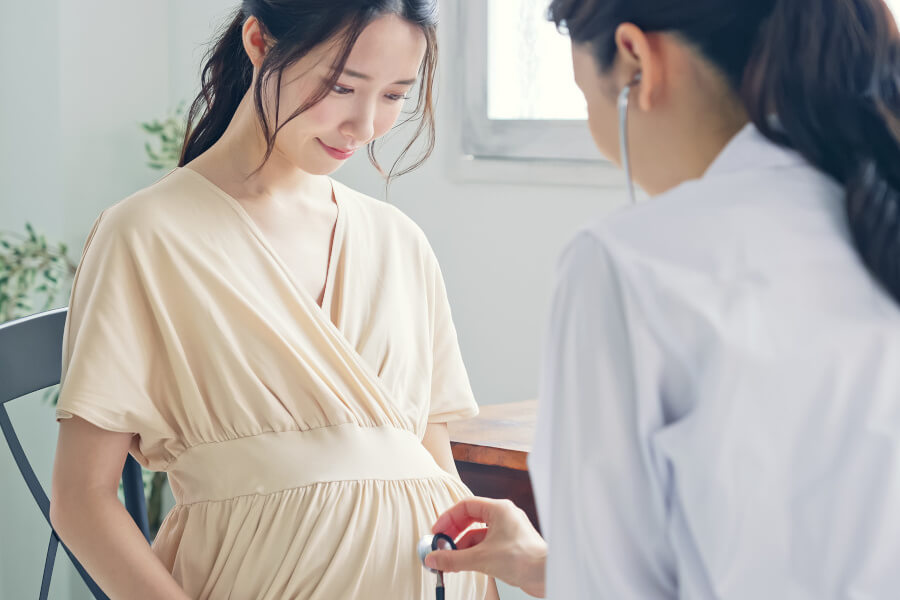 産婦人科で検診を受ける妊婦