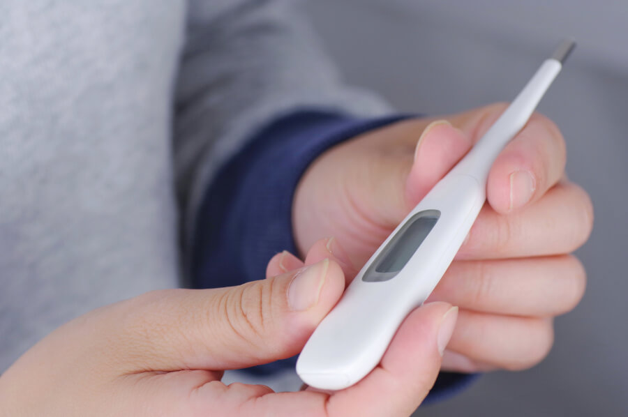 体温を測る妊婦