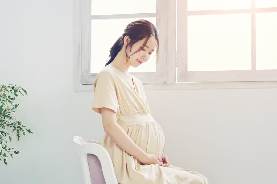ゆったりとしたマタニティウェアを着ている妊婦