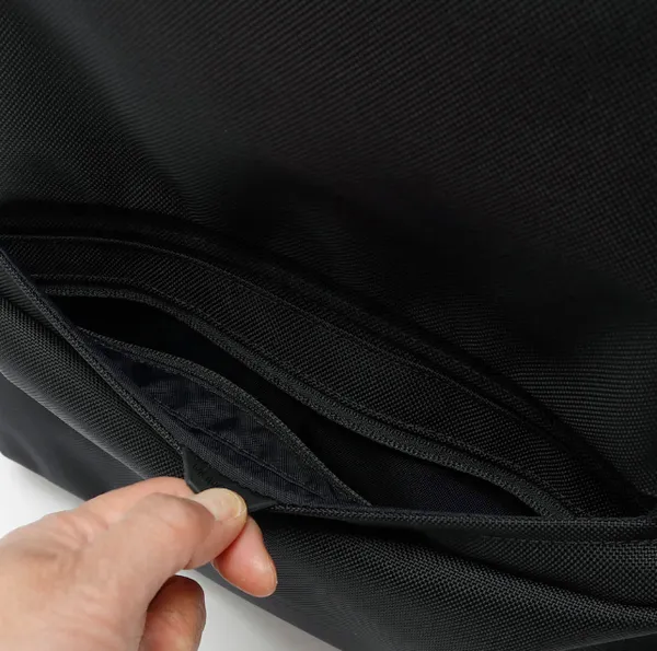 マグネットでも開閉できるフロントポケット