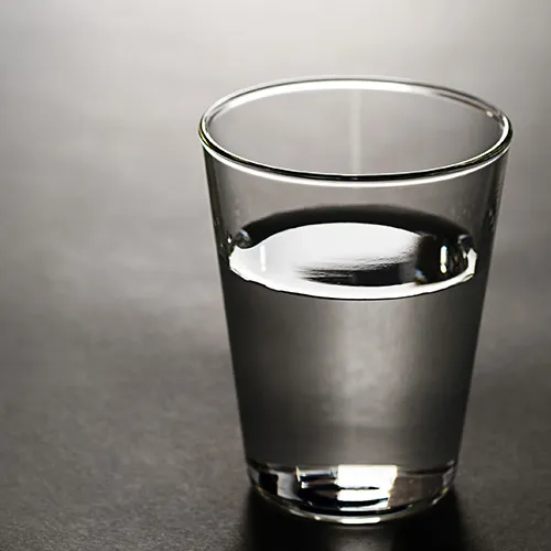 水が注がれたグラス