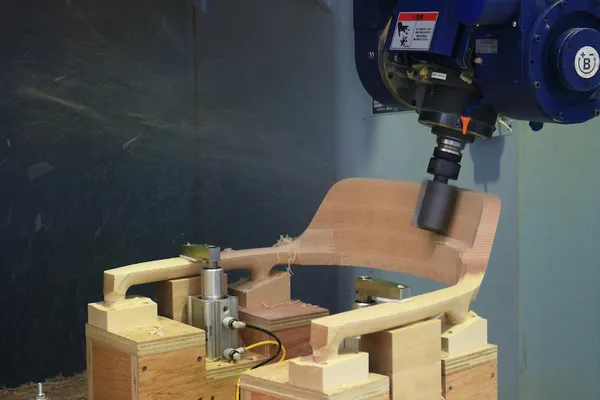 5軸CNC加工機で木を削り出す様子