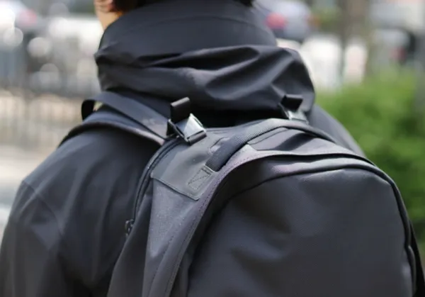 バックパックのフラットな形状のハンドルや幅広のショルダーストラップ