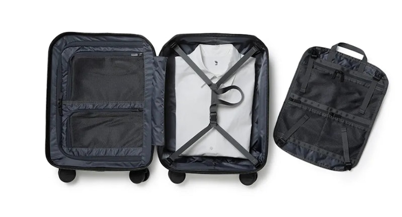 スーツケース内にあるアイテムが見やすいメッシュ生地のポケットが設置されている様子