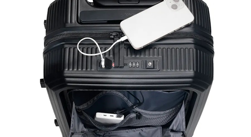 スーツケースの中にモバイルバッテリーを入れてケースにあるUSBポートから充電している