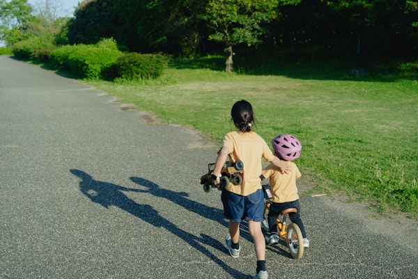 SEL40F25Gで撮影した夕方の公園を歩く子どもの後ろ姿