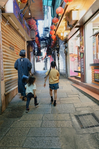 九份の路地を歩く家族の後ろ姿