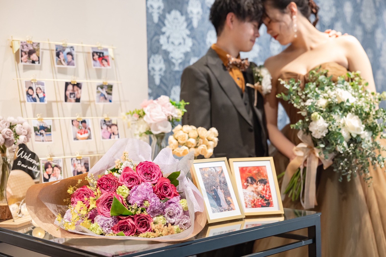 結婚式の受付スペースで新郎新婦が額を合わせている写真