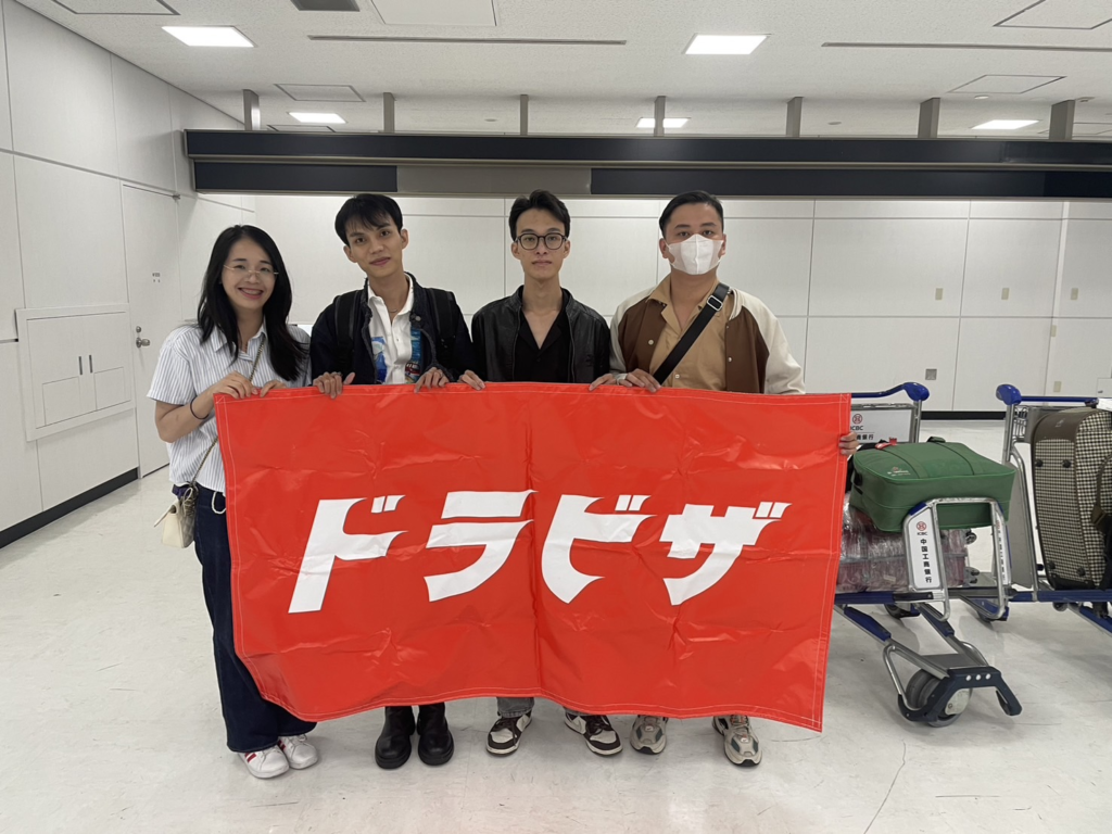 来日時の成田空港での様子