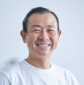 フリー株式会社 CEO 佐々木大輔のポートレート。白いTシャツを着用し、笑顔で写っている。