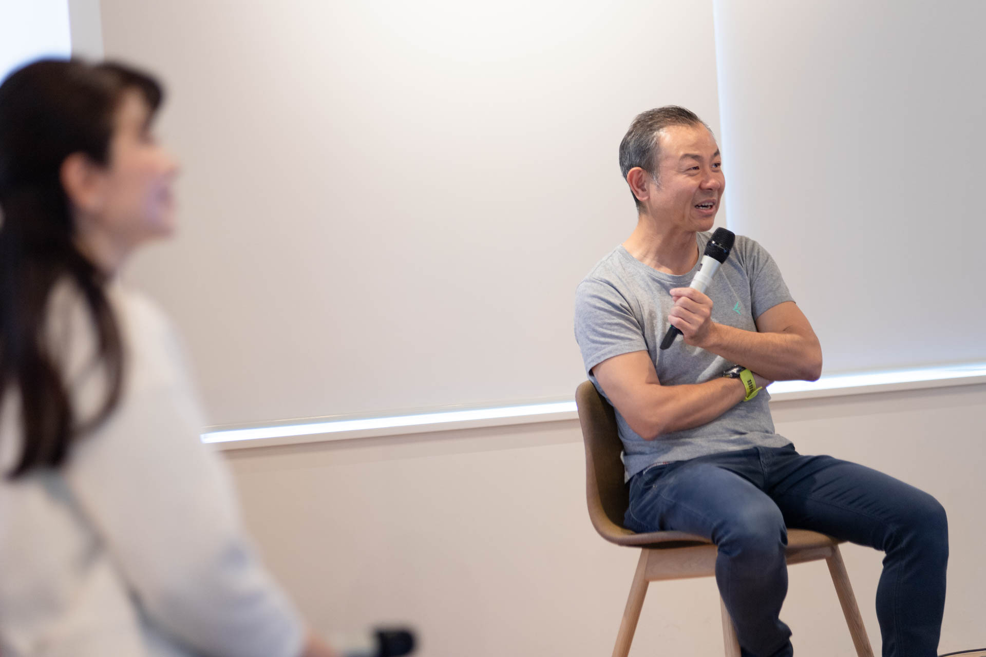 にこやかに話をするfreeeCEO佐々木大輔