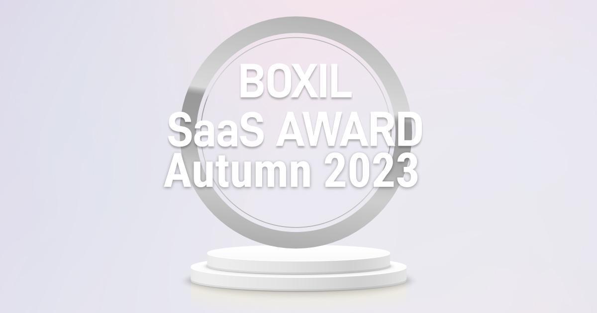 受賞トロフィーのロゴ。薄いピンクグレーの背景。中央部に「BOXIL SaaS AWARD Autumn 2023」の文字
