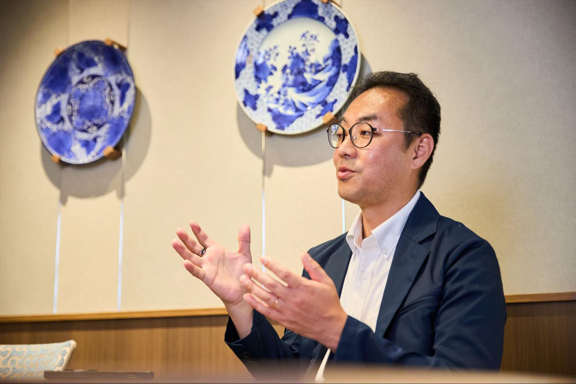 話をする錦水館の方