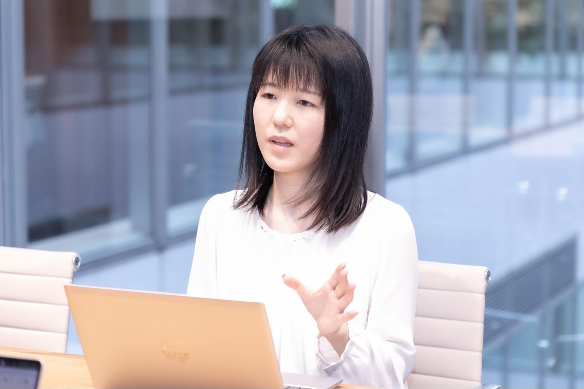 話をする女性の写真
