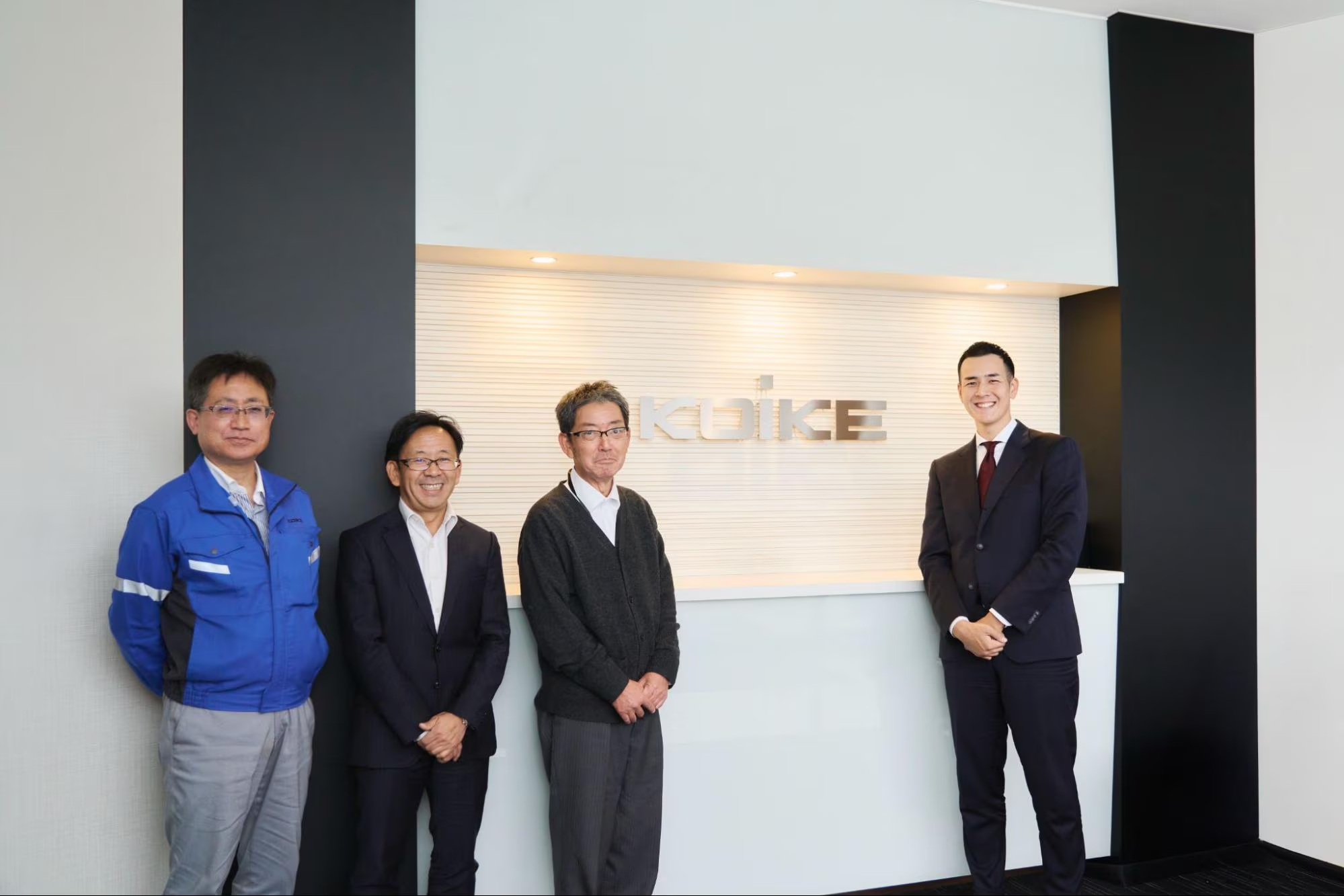 KOIKE受付前でのスタッフ集合写真。