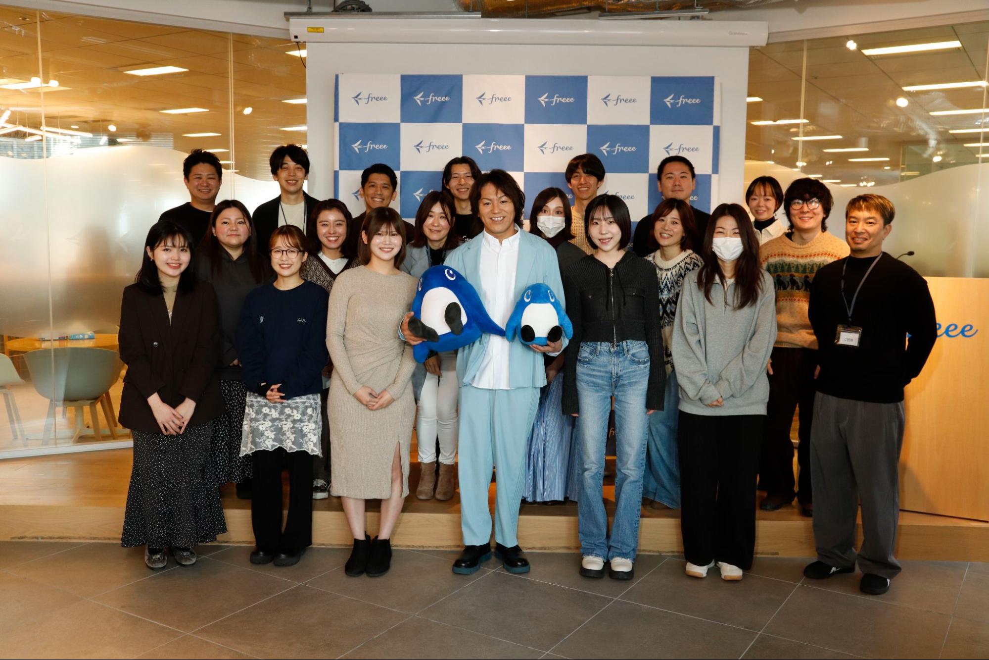 授賞式参加者と狩野英孝 氏の集合写真