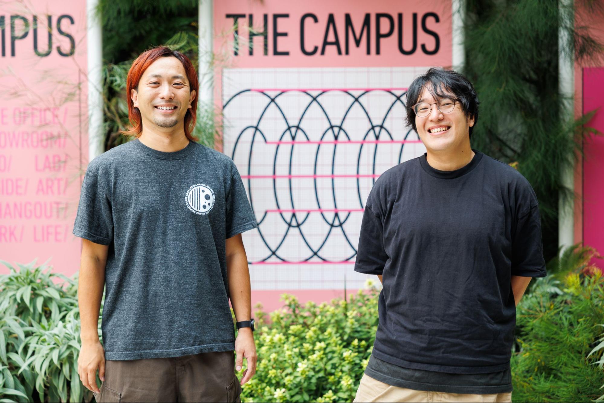 男性二人がにこやかに写っている写真