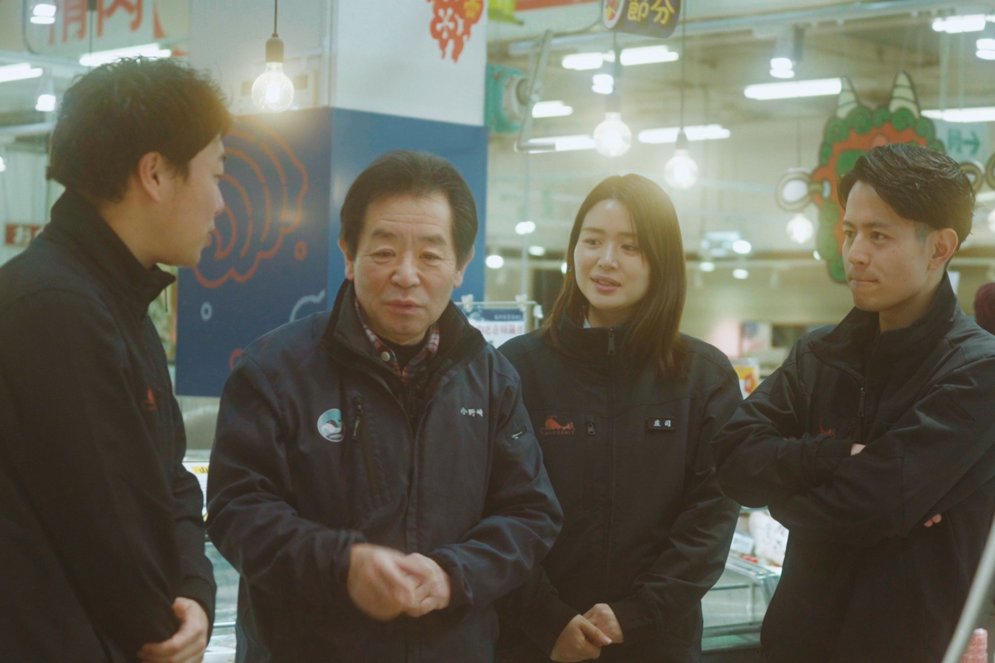 株式会社おのざきの皆様が店舗で談笑している様子。中央には代表取締役社長の小野崎雄一氏が写っている。