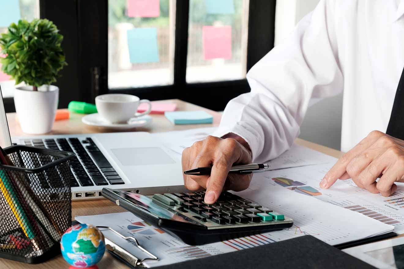 経理が人材不足と言われる理由とは？人手が足りない解決策やシステム導入のメリットを解説 経営者から担当者にまで役立つバックオフィス基礎知識 クラウド会計ソフト freee