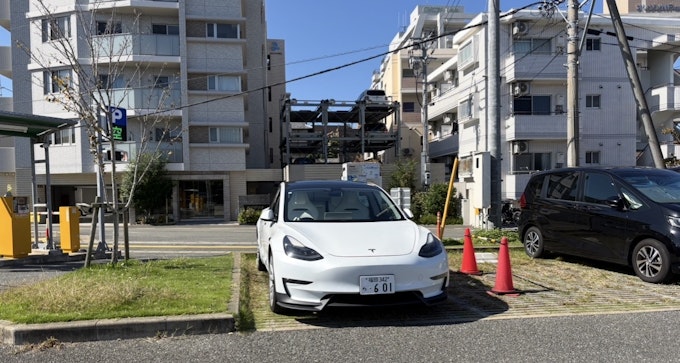 西南杜の湖畔公園で充電しているTESLA Model 3