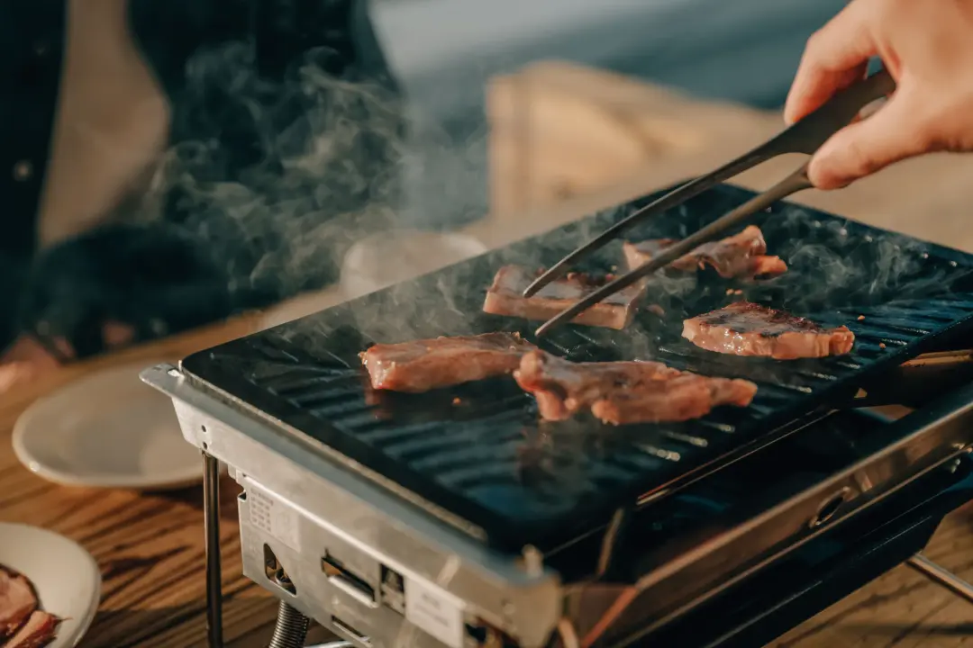 グリルでお肉を焼いている様子