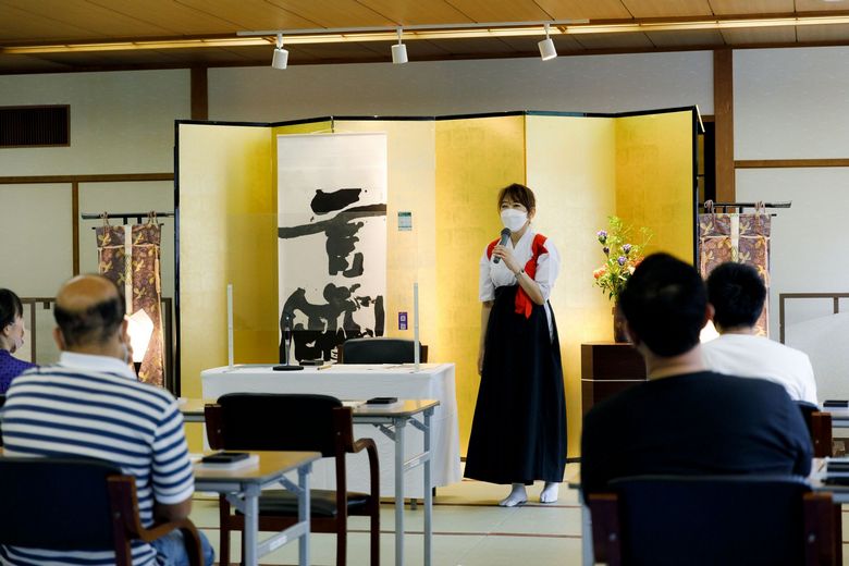 We invited a calligrapher who has held exhibitions in Japan and overseas to be the instructor for this experience.