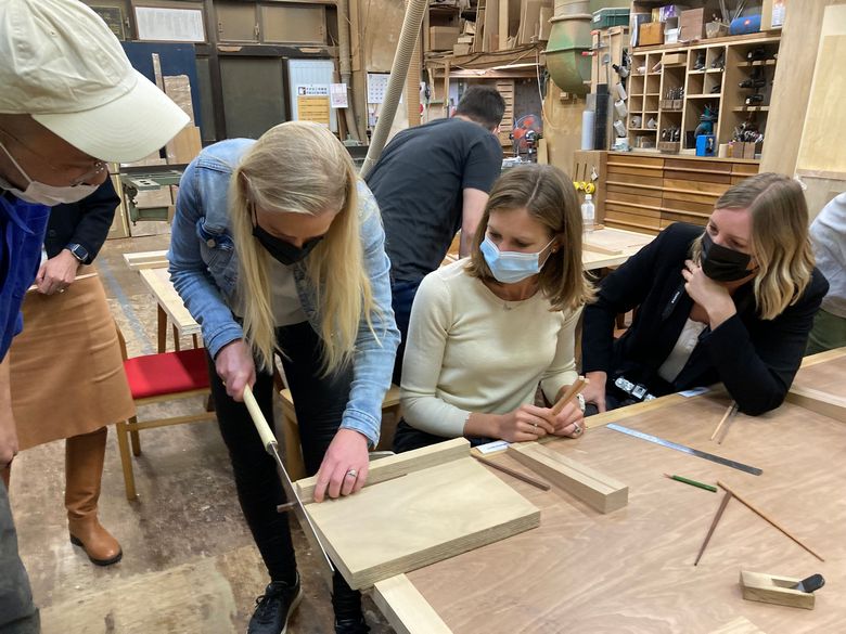 Sawing wood with the guidance of a craftsman