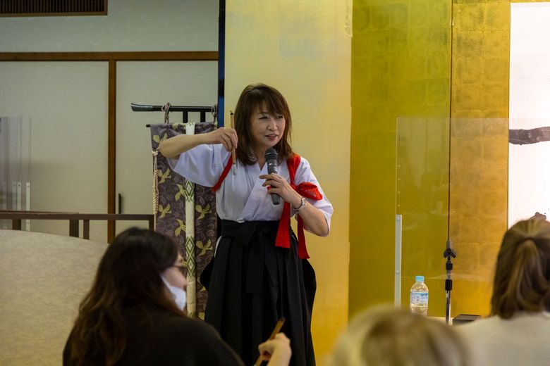 The instructor explained the basics of shodo and showed calligraphy tools to participants.