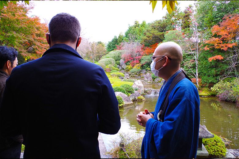 寺内の庭園の案内