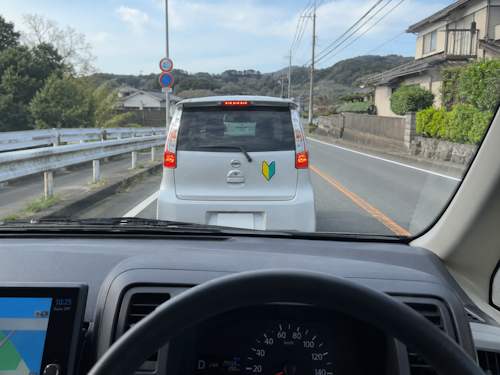 初心者マークを付けた車の後方を走行するイメージ