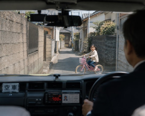 自転車に乗った子どもが車両前方へ飛び出す危険な状況を示すイメージ