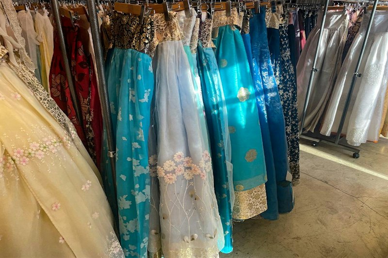 景福宮で韓服レンタルした姿で撮影する観光客