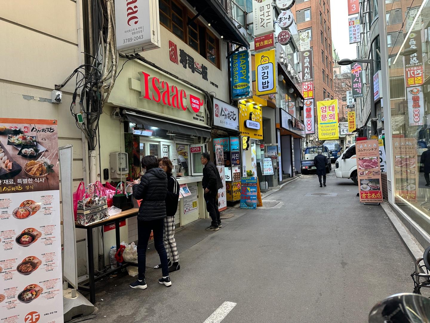 明洞聖堂周辺でイサックトーストを楽しむ韓国朝食シーン
