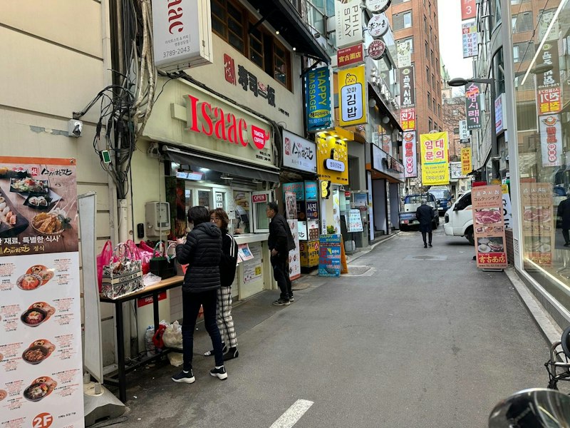 明洞聖堂周辺でイサックトーストを楽しむ韓国朝食シーン