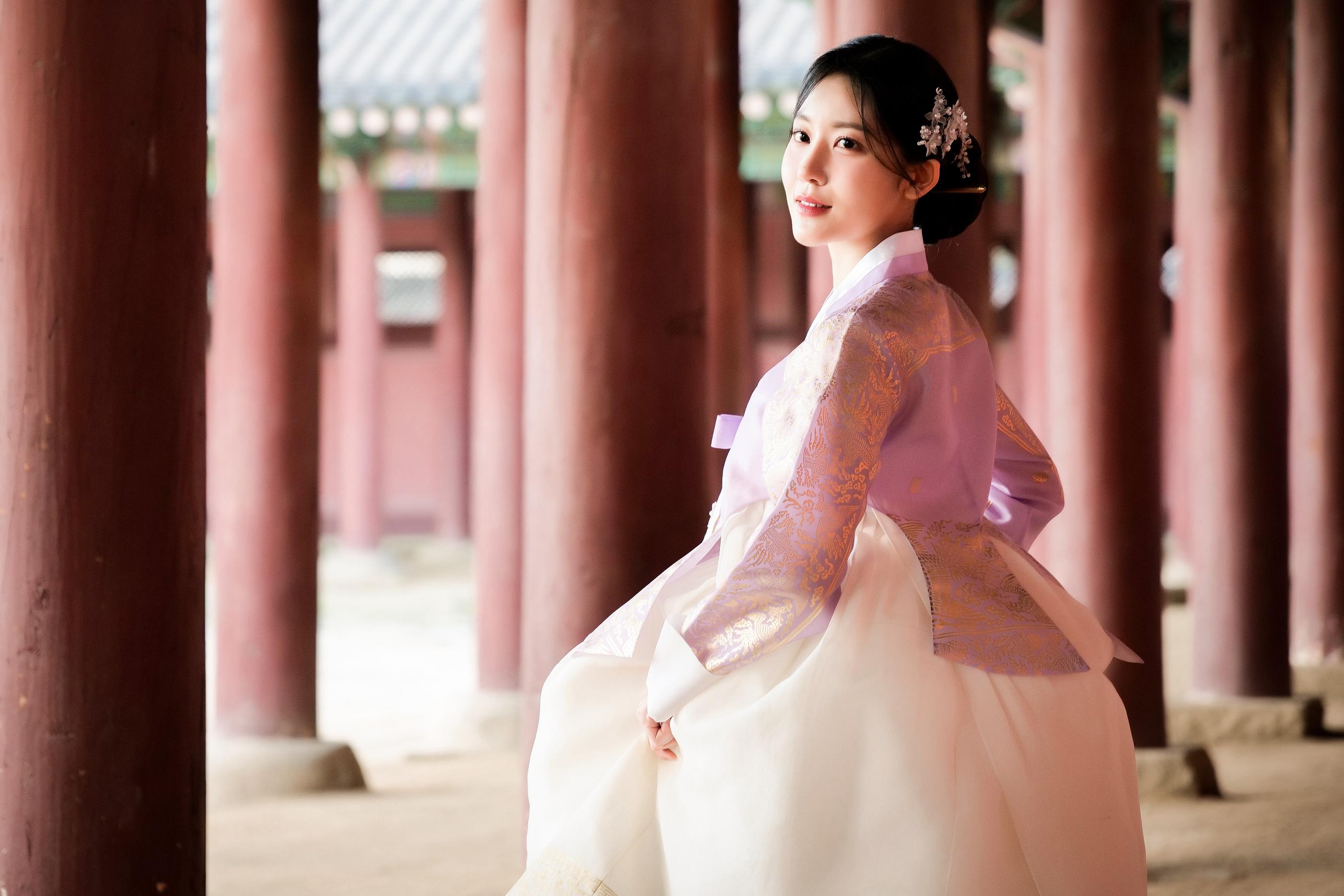 景福宮近くYES韓服で韓服体験を楽しむ様子