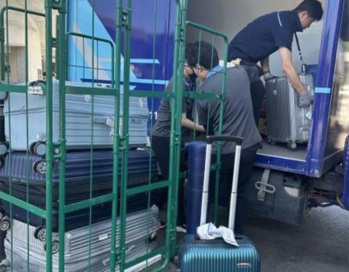 仁川空港カウンターでT-Delivery荷物配送サービスに荷物を預けるシーン