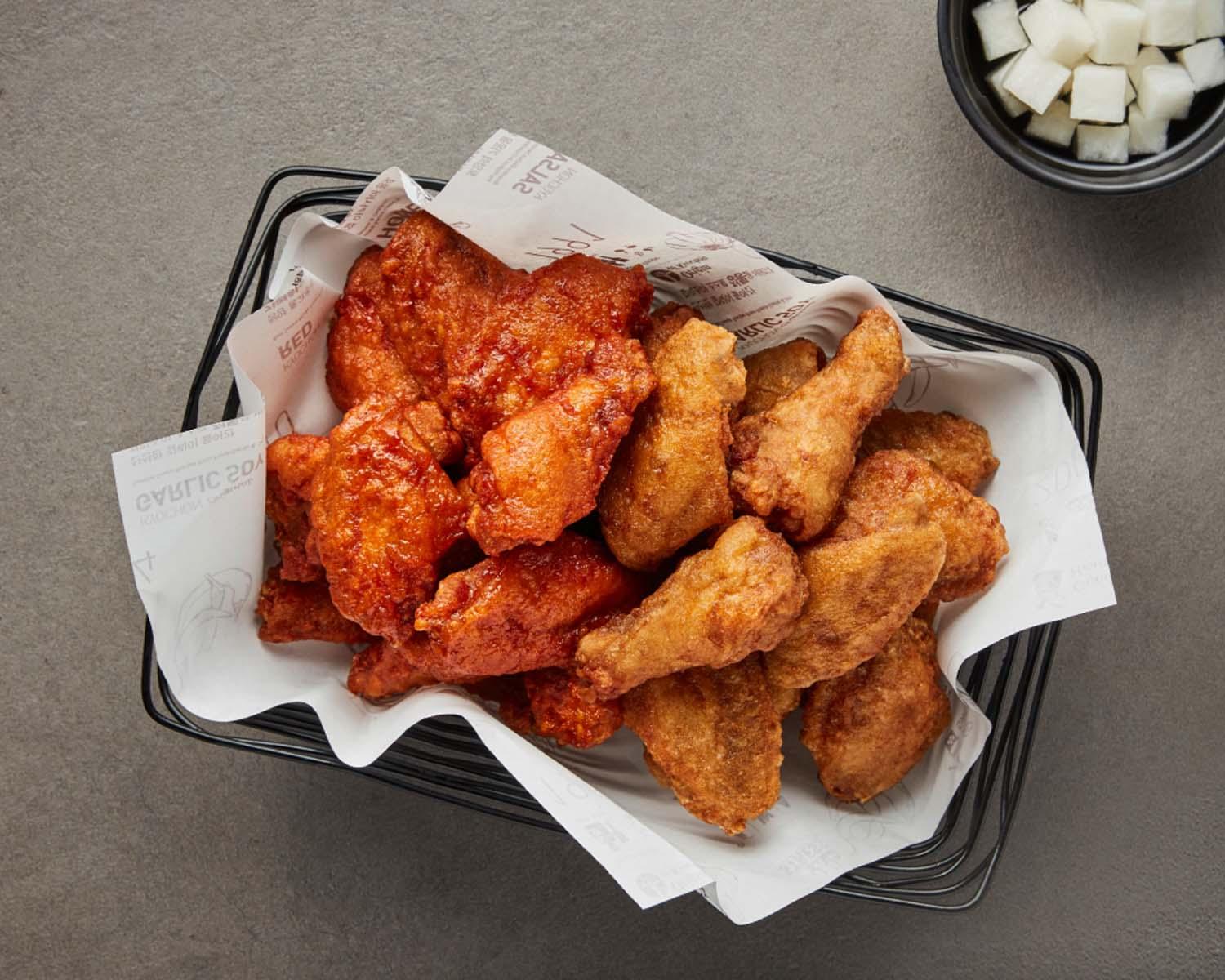 韓国チキン 半半オリジナルとレッドの盛り合わせ