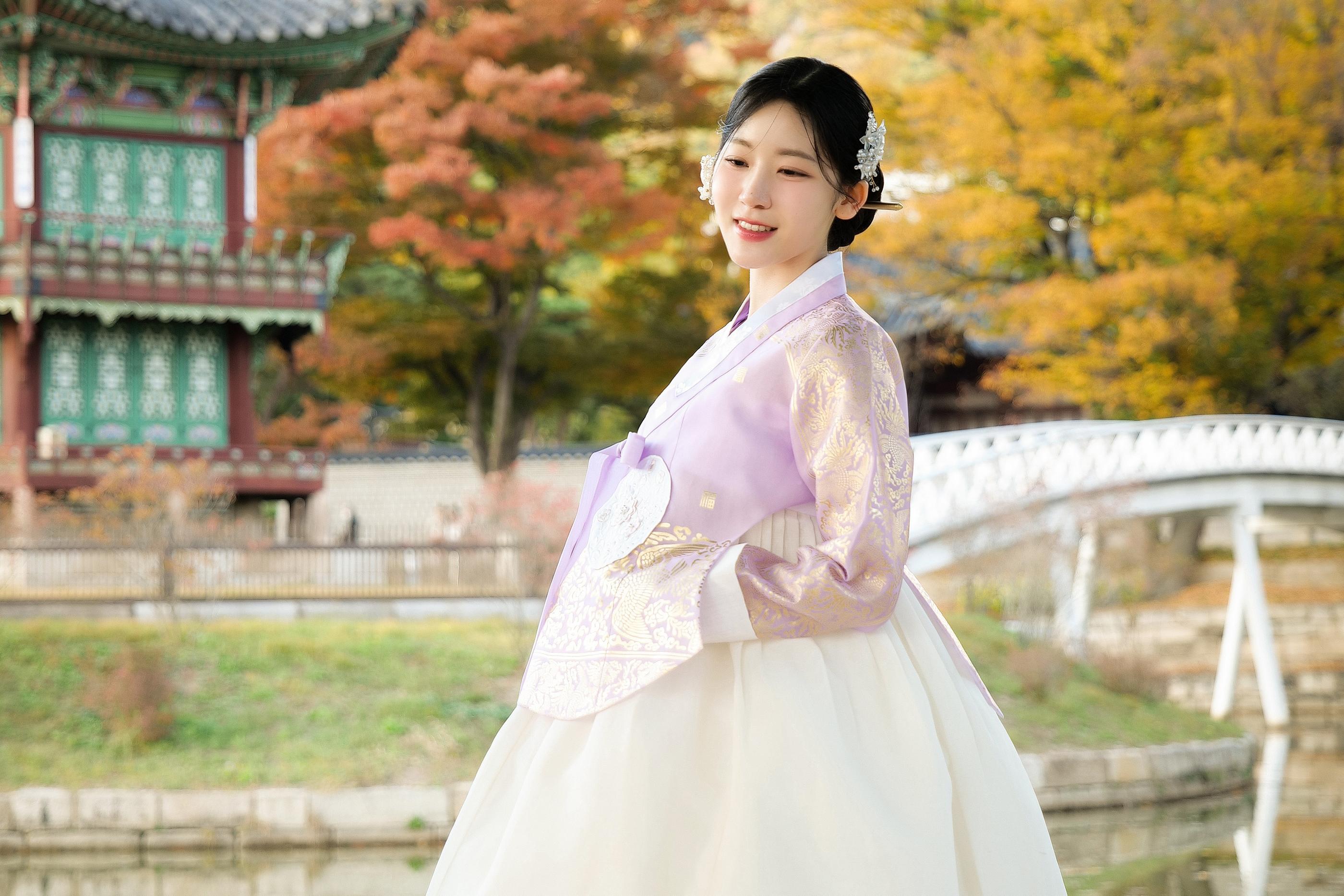 YES韓服でアクセサリーを選ぶ韓服体験の様子