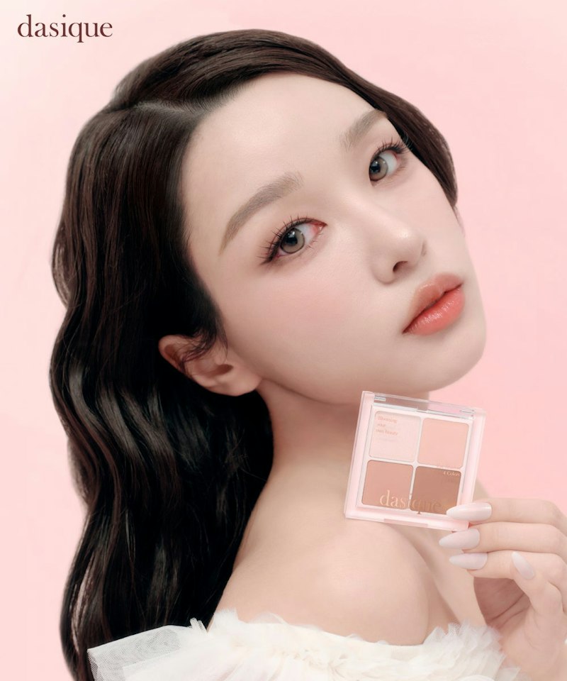 dasique(デイジーク) デイジーク ソフトフィット アイシャドウパレット(dasique Soft Fit Eyeshadow Palette)(ソフトフィット アイシャドウパレットを手に持つモデル(ピンク背景))