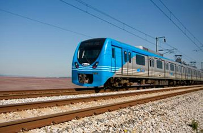 A'REX直通列車の発券機でチケットを受け取る様子