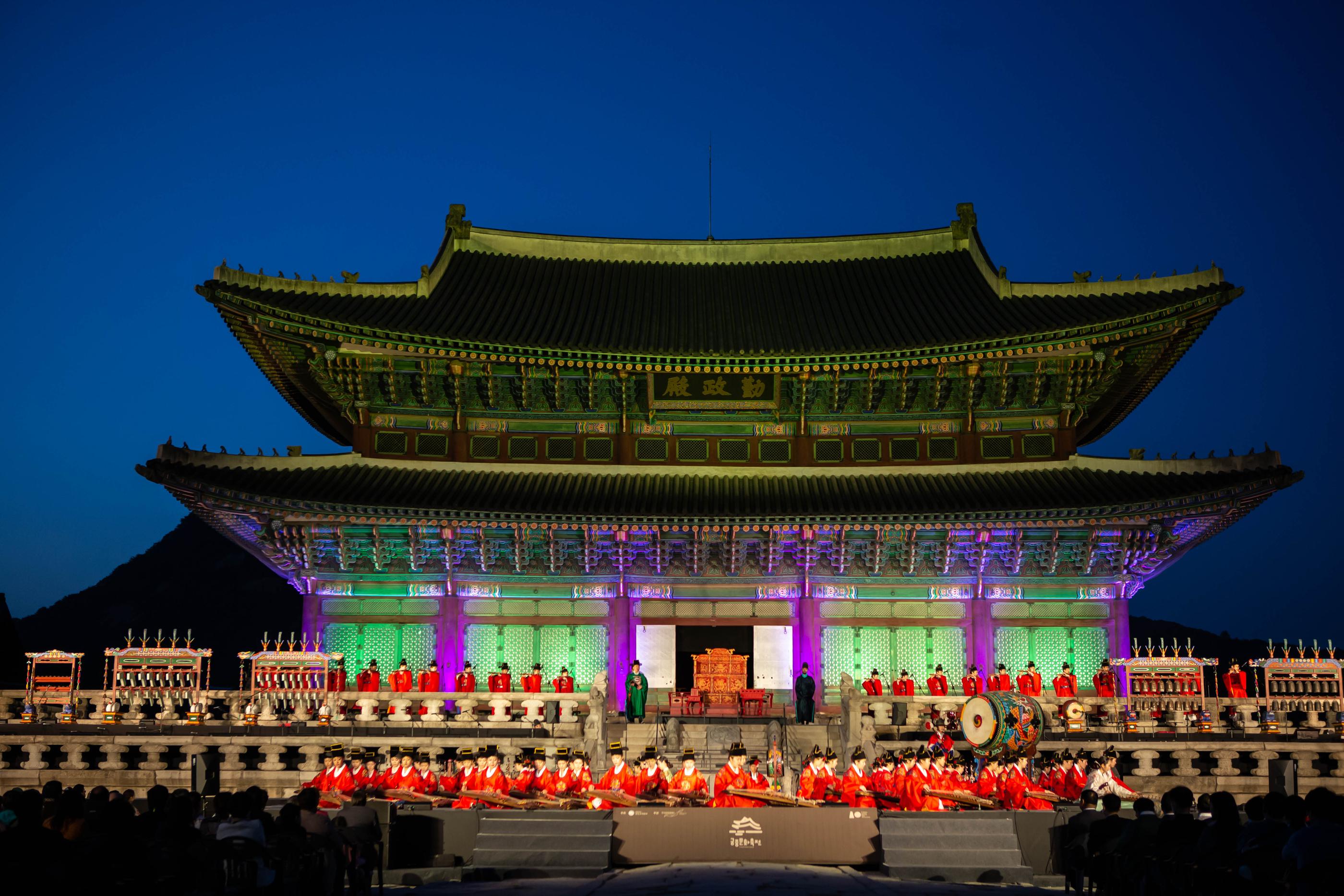 夜間にライトアップされた昌徳宮の幻想的な風景