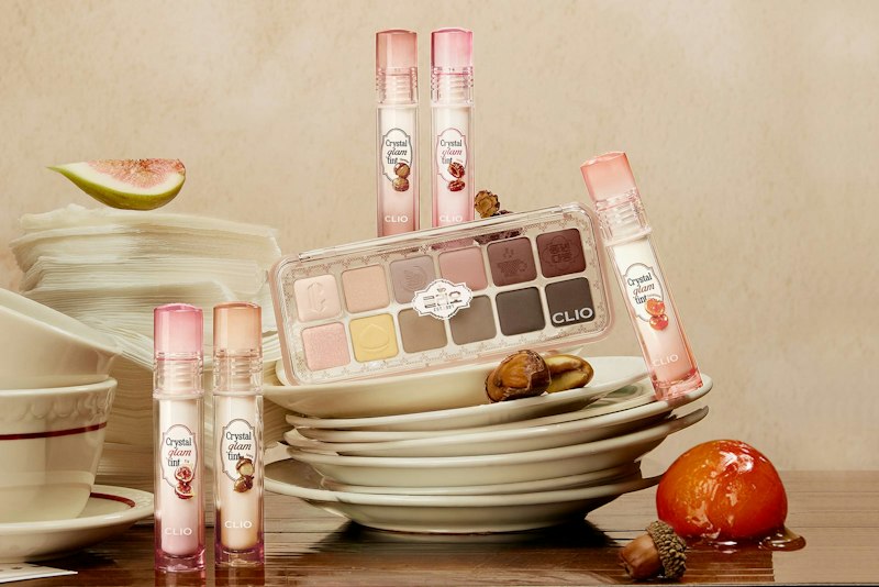 CLIO(クリオ) クリスタル グラム ティント(レトロ喫茶コレクション)(レトロ喫茶コレクションのアイパレットとティントを皿や果実と並べたビジュアル)