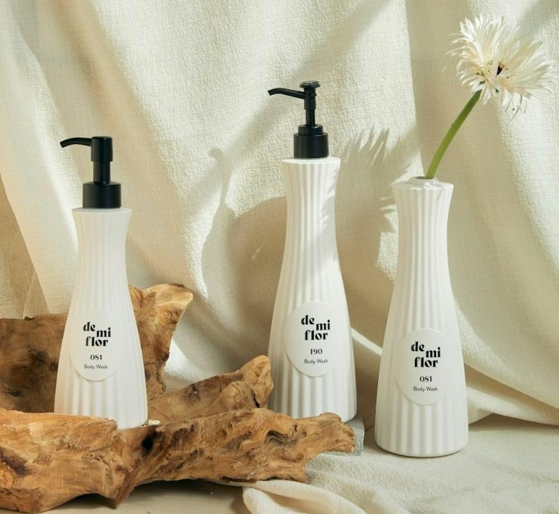 de mi flor(デミフロー) de mi flor ボディケアシリーズ(5カテゴリー・全15SKU)(ボディウォッシュ081・190のボトルと花を挿したボトル)