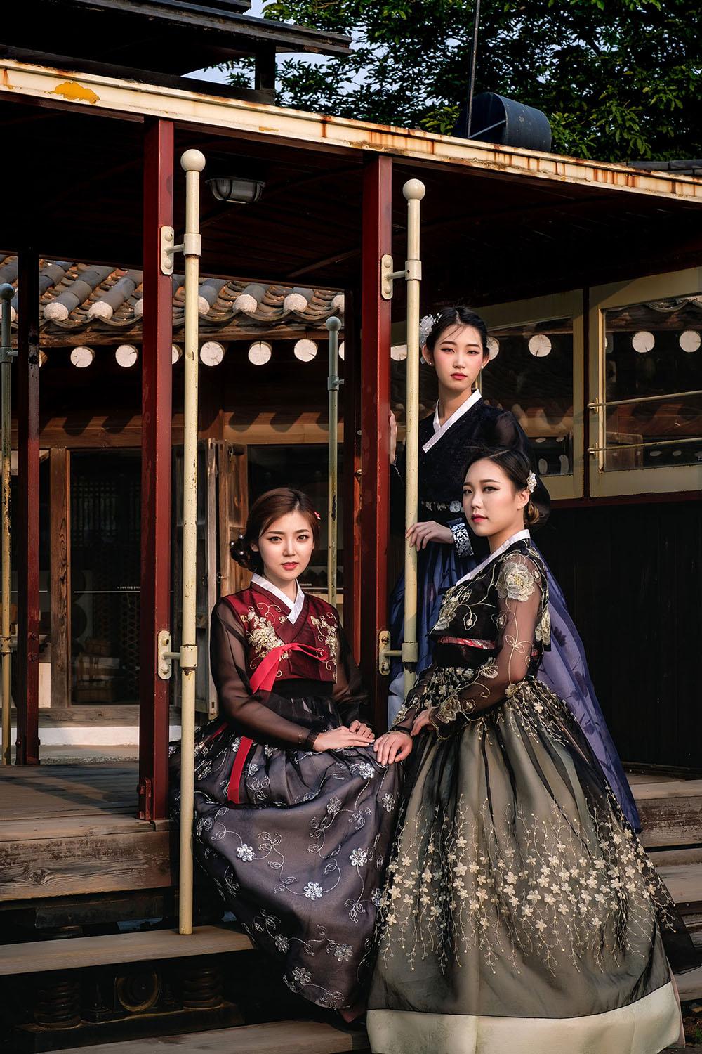 INKOREA韓服で洗練されたデザインの韓服をレンタルした様子