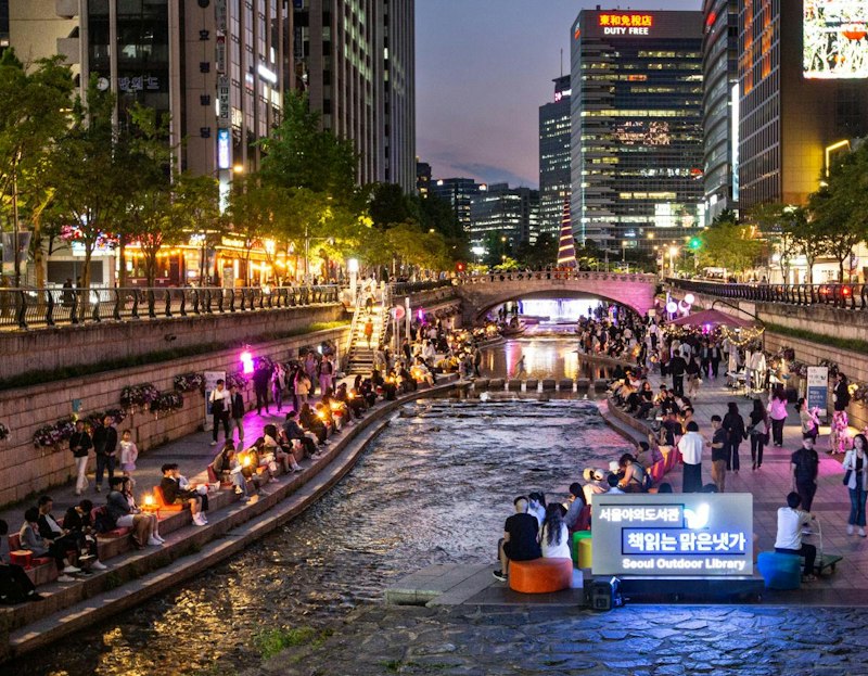 夜のソウルで楽しむSeoul Outdoor Library読書散歩