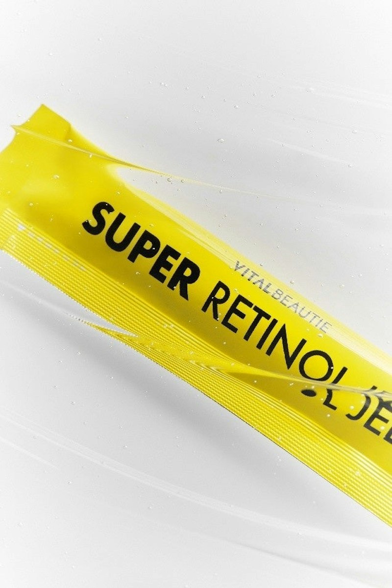VITALBEAUTIE(バイタルビューティー) SUPER RETINOL JELLY(スーパー レチノール ゼリー)(ゼリーに覆われたスティック包装のクローズアップ)